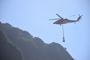 花蓮大同大禮部落道路被震垮 直升機運怪手上山清落石