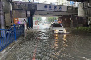 板橋急降雨！浮洲車站周邊水淹半個輪胎 水利局一度禁止通行