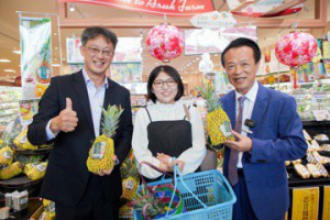 嘉義鳳梨進軍日本！山口縣15所中學納入營養午餐 翁章梁與學生共進午餐