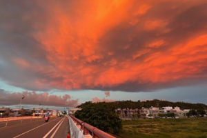 台東天空出現「火燒雲」 瞬間紅光籠罩民眾驚訝