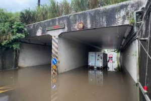 影／基隆午後大雷雨 貨車硬闖堵南涵洞「水淹1個輪胎高」拋錨慘況曝