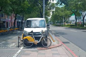 微笑單車維修車違停人行道還遮車牌 民眾：規避檢舉？