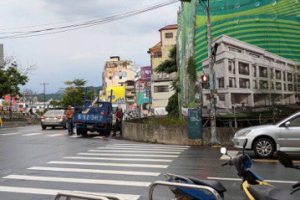 南投午後狂風暴雨！大型廣告看板遭吹垮 幸有「它」護住騎士一家三口