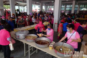 彰化埔心農會百年慶 免費刈稻仔飯「呷通海」排長龍