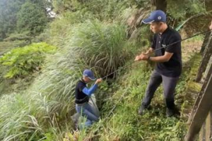 喫完便當丟邊坡 害太平山人員驚險垂降清垃圾！網友怒喊：開罰