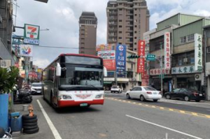 桃市「幸福社區」 違停逼走公車站？