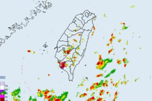 高雄接國家級大雷雨警報 網友：在搖滾區瘋狂打雷