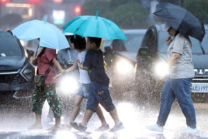 台中颱風假定律？網友：上班上課才會狂風暴雨