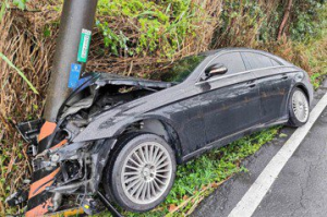 凱米颱風暴雨釀禍！賓士車自撞電桿駕駛受傷 348戶遭殃停電