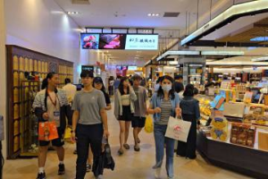 台南、高雄午後風雨趨強 百貨4點後陸續關 「颱風假逛街潮」不如以往