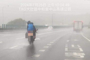 太誇張！中南部強風豪雨 重機竟雙載在國道「狂飆十幾公裏」