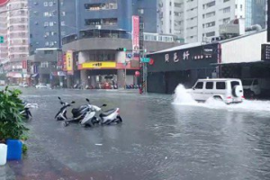 高雄華榮路淹水超過膝蓋　賓士大Ｇ路過造浪