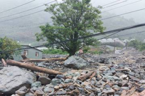 影／凱米颱風風雨交加 信義鄉東埔村道路遭土石流沖斷成孤島