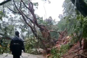 凱米降雨致信義鄉道路積水不退 雙龍村路面竟出現天坑