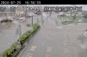 國一台南麻豆交流道「積水嚴重」警方管制通行 呼籲：提早改道