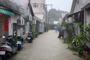 南投市大淹水 貓羅溪堤防情侶車上睡覺泡水才被驚醒