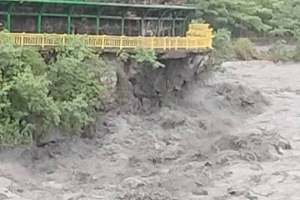 影／南迴雨下不停太麻裏溪水暴漲 天空步道岌岌可危