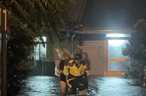 整晚大雨…台中清水民宅淹水 裏長背出二名長者避難