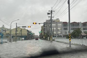 台南重災區！潰堤加上雨勢不斷 鹽水淹成「汪洋一片」