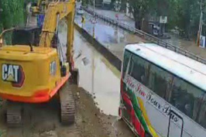 高雄台29線暴雨沖刷成泥路...遊覽車進退不得 怪手搶修中