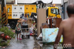 影／凱米帶來破紀錄豪雨 民眾無奈清理淹水家園