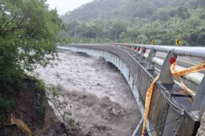 鋼便橋遭土石覆沒、水流亂竄！高雄勤和東莊部落10多戶民房岌岌可危