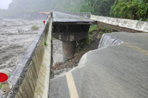 影／嘉義縣梅嶺大橋成斷崖 山區道路出現超大瀑布狂瀉