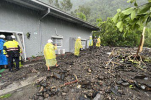 影／茂林聯外道路柔腸寸斷 土石淹沒鐵皮屋237人受困