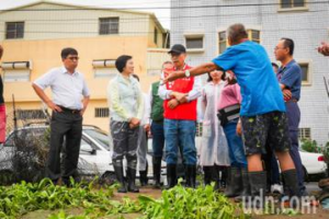 陪同農業部長看高雄農損 立委林岱樺全力協助受災戶