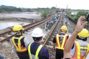 影／八掌溪溢堤掏空台鐵路基 交通部長勘災場景觸目驚心