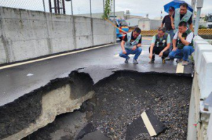 凱米颱風豪雨掏空 屏東萬丹大排河堤道路現「兩米深」天坑