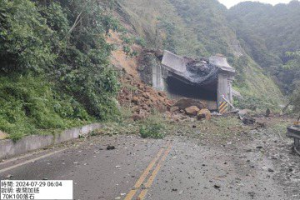 阿裏山公路突坍方 落石壓凹明隧道口70.2公裏雙向阻斷