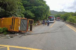 新北垃圾車撞山翻覆 電線勾勾纏…又拉斷電桿