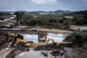 台鐵西幹線八掌溪橋路基流失掏空、鐵軌懸空 拚明搶通