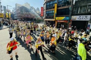 竹塹中元城隍祭「夯枷」解厄登場 逾3千人遊街創歷年新高