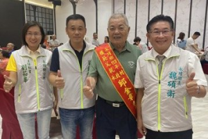 退休布袋戲團主獲模範父親 72歲當村長服務到88歲