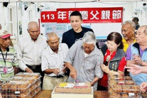 歡慶父親節 淡水油車裏共餐揪爸爸切大蛋糕