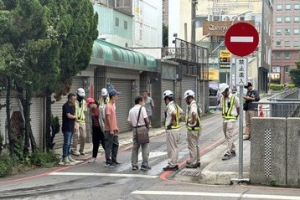 國泰台中蓋大樓和人行道塌陷有關？ 水利局協調排水專管排放