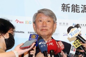 郭智輝才稱股災 隔天秒改口讚台股基本面！網笑：連經濟部也煮麵