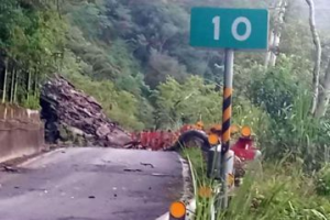 高雄午後強降雨 藤枝遊樂區聯外道土石崩塌畫面曝