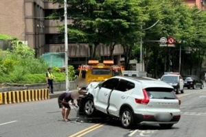 男子開車跨越道路中央雙黃線 撞對向客運2乘客受傷送醫