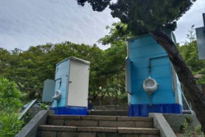 風災後遺症…通霄虎頭山鳥居前簡易公廁 潛藏曝光風險