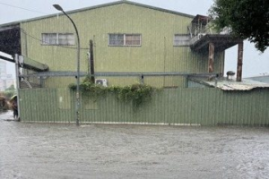 影／午後雷陣雨狂炸！新北樹林道路水淹半個輪胎高 居民：習慣了啦