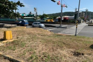 民眾過馬路要與車爭道 竹市府風情海岸新闢斜坡道