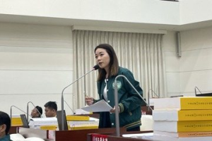 代理不到1月邱臣遠出國度假挨批 市府：家庭活動依規請假