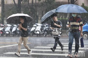 高雄地區間歇性大雨下整夜 網哀號：今天周一下雨「很Blue」