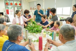 野草創新漫遊 三芝樂天社區長輩野草入菜做料理