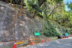 淡水鄧公裏山路坡崁落石 市府緊急搶修護坡