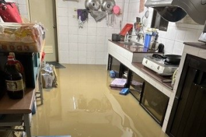 影／新北慘遭狂雷暴雨轟炸 泥水湧進民宅淪一片黃濁