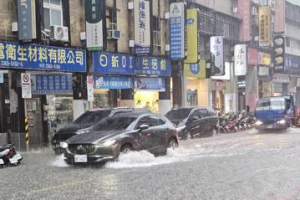 強降雨！公館水淹小腿肚 水利處：最大時雨量82.5毫米